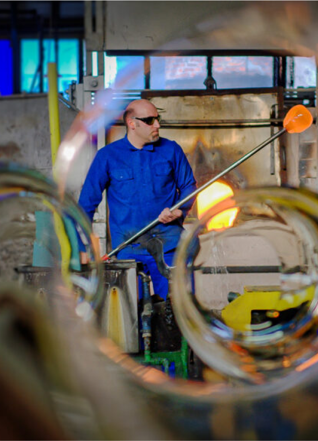 Photographie sur un site industriel d'un ouvrier souffleur de verre